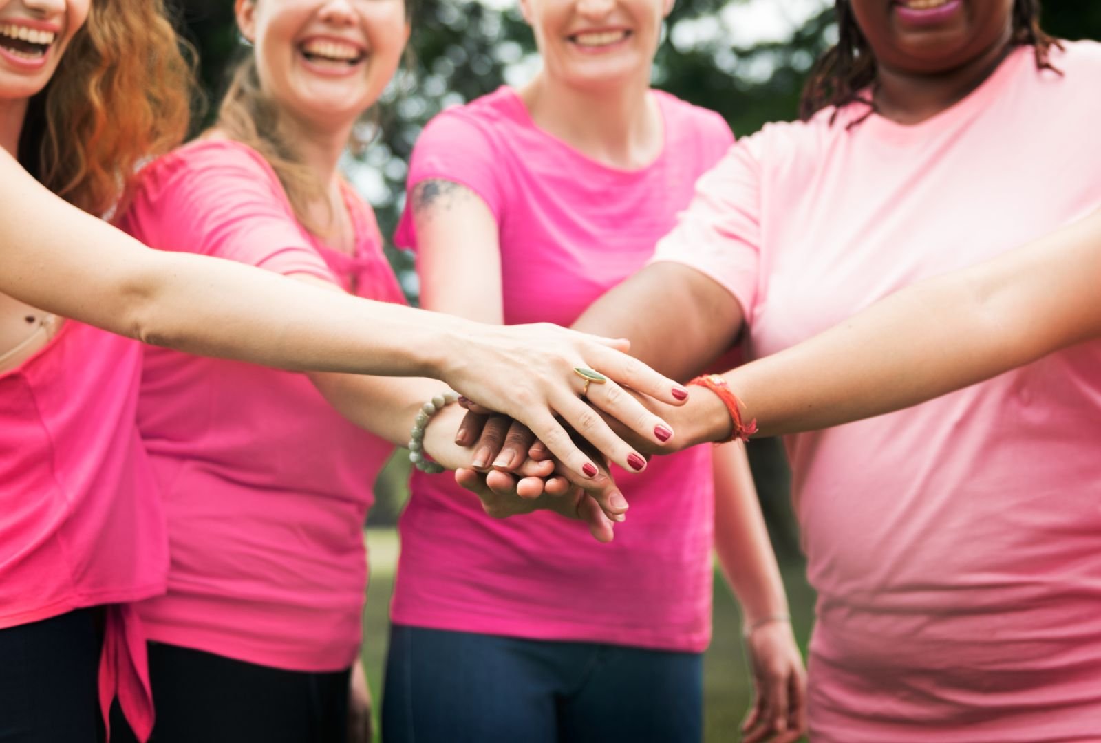 Mulheres unidas em campanha Outubro Rosa